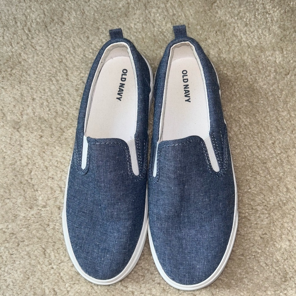 Old Navy slide on sneaker Size 6